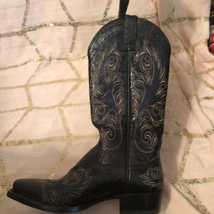 ARIAT COWBOY BOOTS WITH PURPLE STITCHING